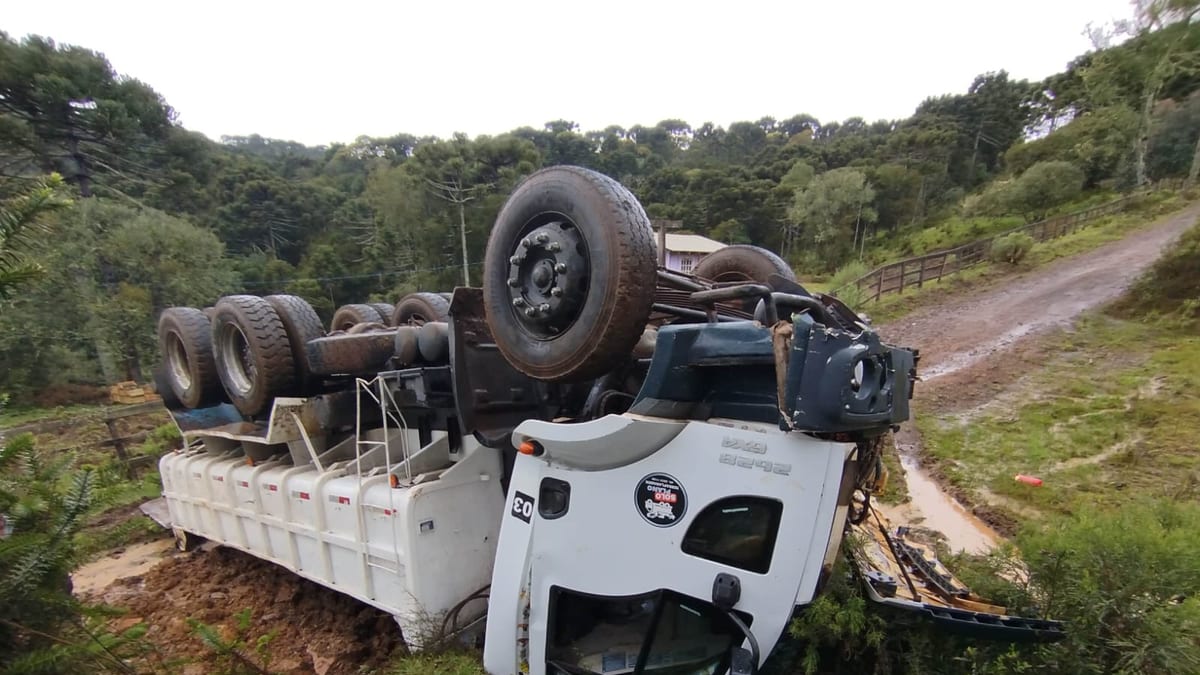 Caminhão sai da pista e capota com dois homens na Serra catarinense; um deles morreu