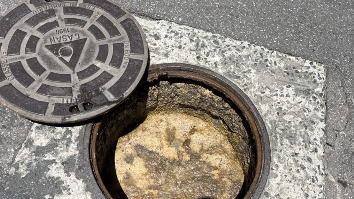 Lenços umedecidos entopem rede e provocam extravasamento de esgoto em Balneário Camboriú