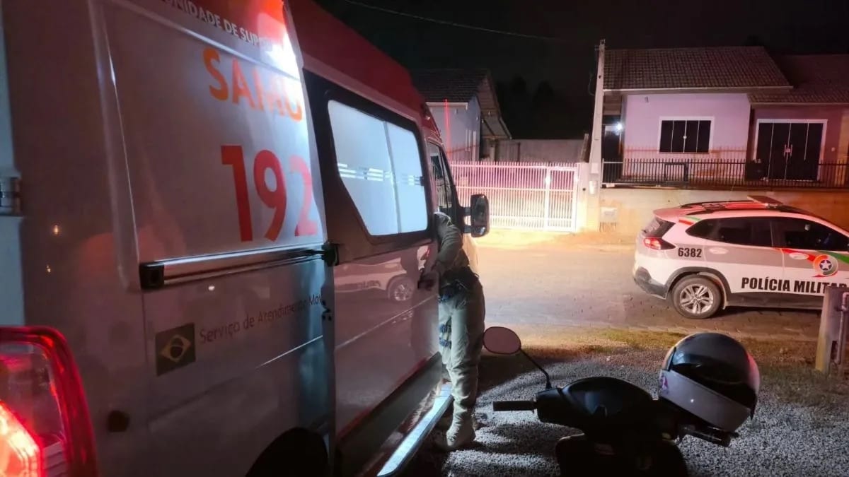 Mulher esfaqueada enquanto dormia pula muro com faca no ombro para pedir socorro