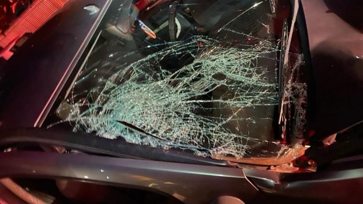Motorista avança contra policial, foge de fiscalização e bate em poste em SC