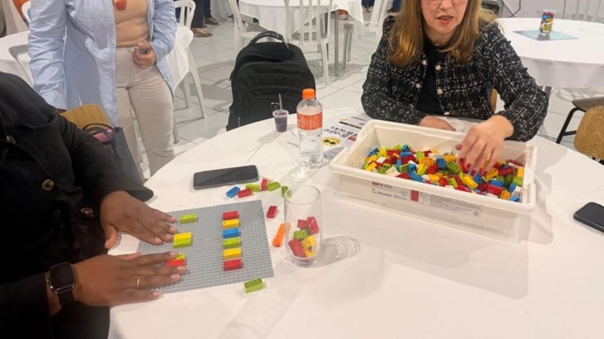 Escolas de Itajaí receberão kits de Lego para alfabetização em Braille