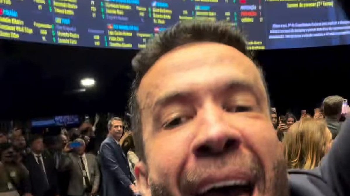 Janones comemora votação aos berros no Senado e chama Lula de “o maior líder popular da história”