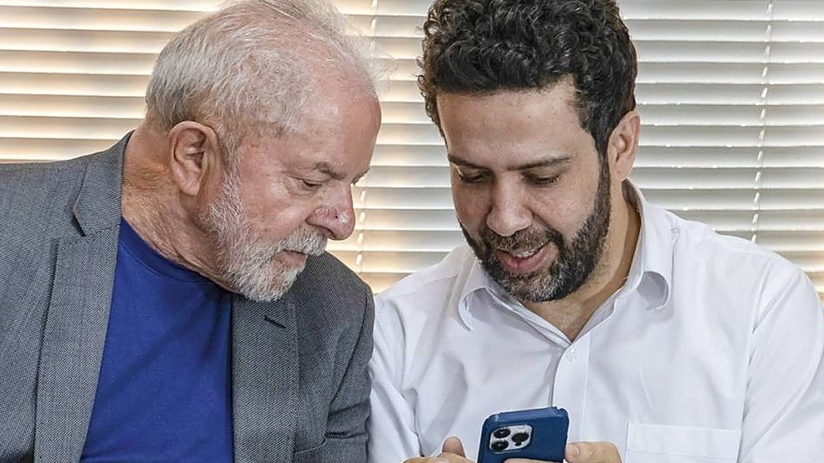 “Pra cês parar e tomar uma água”: áudios mostram Janones comandando hashtags enquanto lobista detonava Lula na CNN