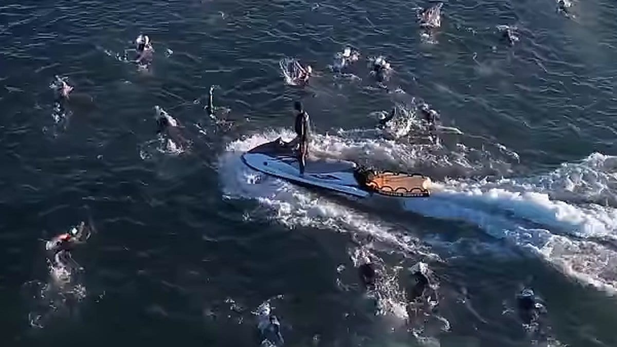 VÍDEO: jet ski de resgate corta pelotão de nadadores do Ironman em Florianópolis e passa entre os atletas