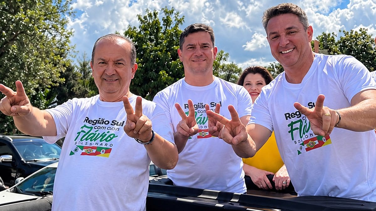 Jorginho Mello, Sergio Moro e Zucco participam de motociata em Florianópolis em apoio a Flávio Bolsonaro