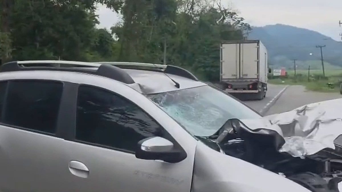 Moto fica destruída e jovem trabalhador de 19 anos morre após batida de frente com carro em SC