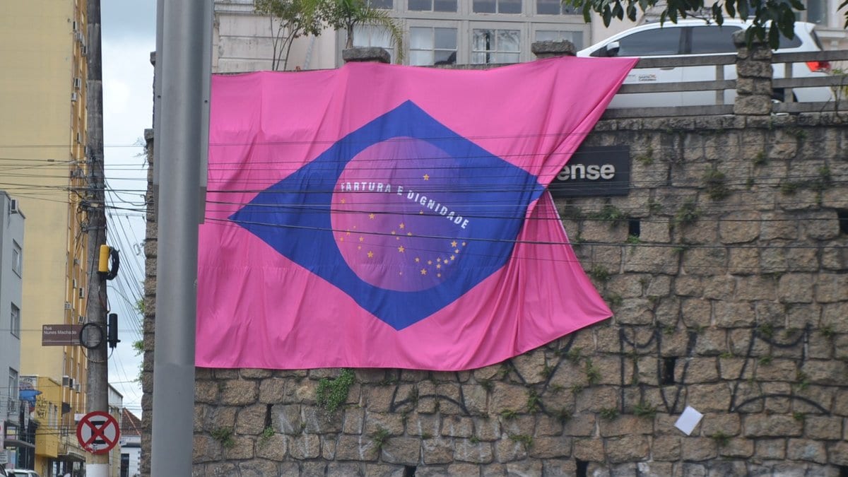 Justiça libera bandeira do Brasil rosa e proíbe PM de tirar a obra do muro de museu em Florianópolis