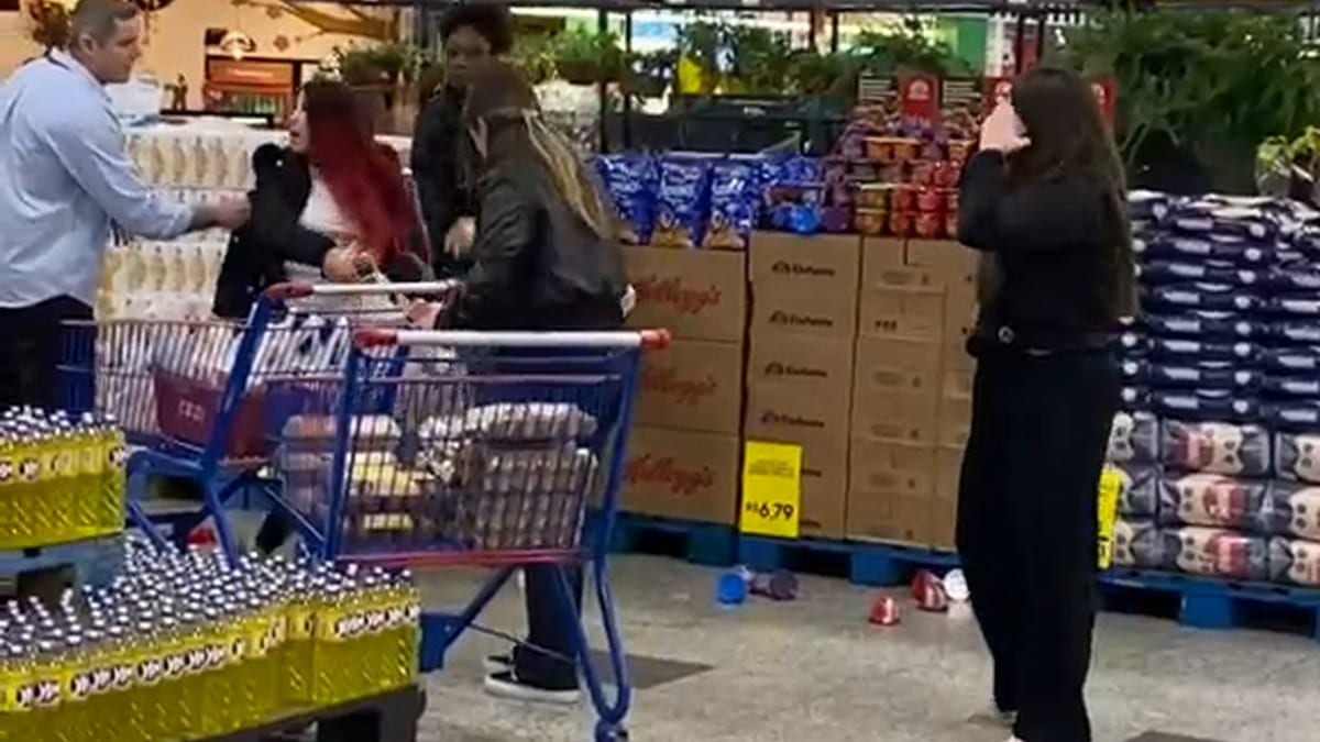 “Ladrona!”: cliente acusa outra de roubar do carrinho e a briga estoura no meio das compras em mercado de SC