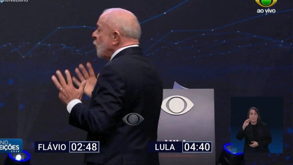 Lula diz que Bolsonaro liberou “um bilhão e cem milhões de armas” e Flávio rebate: “Cê chutou o número”