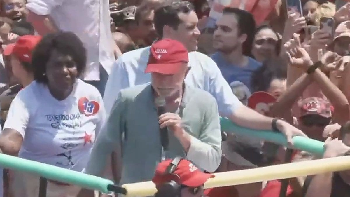 Após falar em “acabar com a polícia”, Lula chama de bandido PM que nem foi julgado ainda