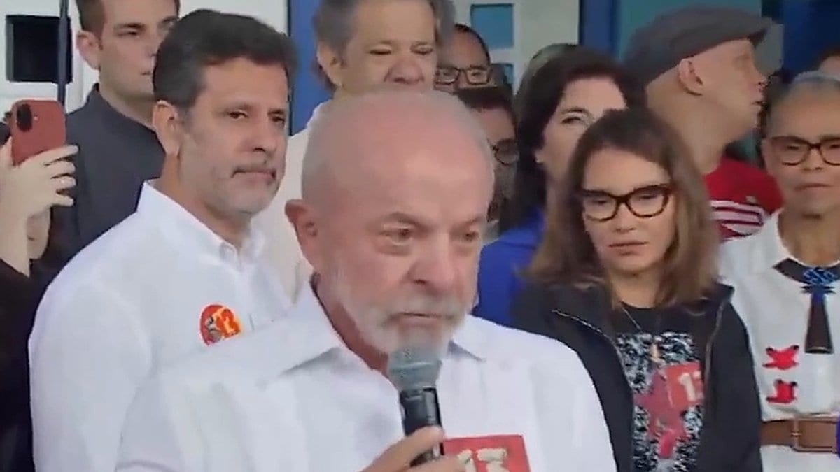 Após votar, Lula chama Flávio Bolsonaro de “miliciano” e diz que rico com salário público “é ladrão” - Foto