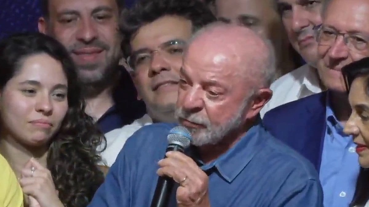 Lula no discurso da vitória: Eu fui escolhido por Deus. Tem o dedo de Deus na minha cabeça