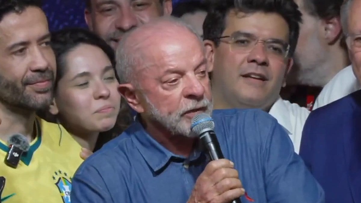 Jornalista com má-fé: Lula reeleito diz que vai falar direto com o povo pelo celular