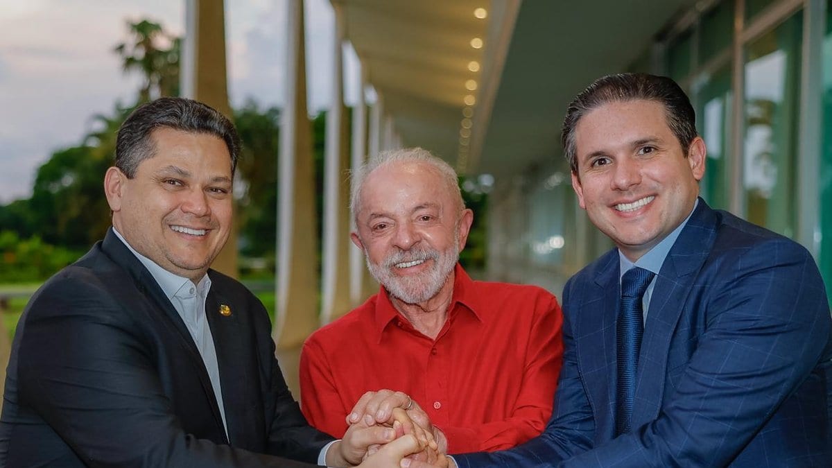 “Gesto de cortesia”: um dia após a vitória, Motta e Alcolumbre visitam Lula e posam de mãos entrelaçadas