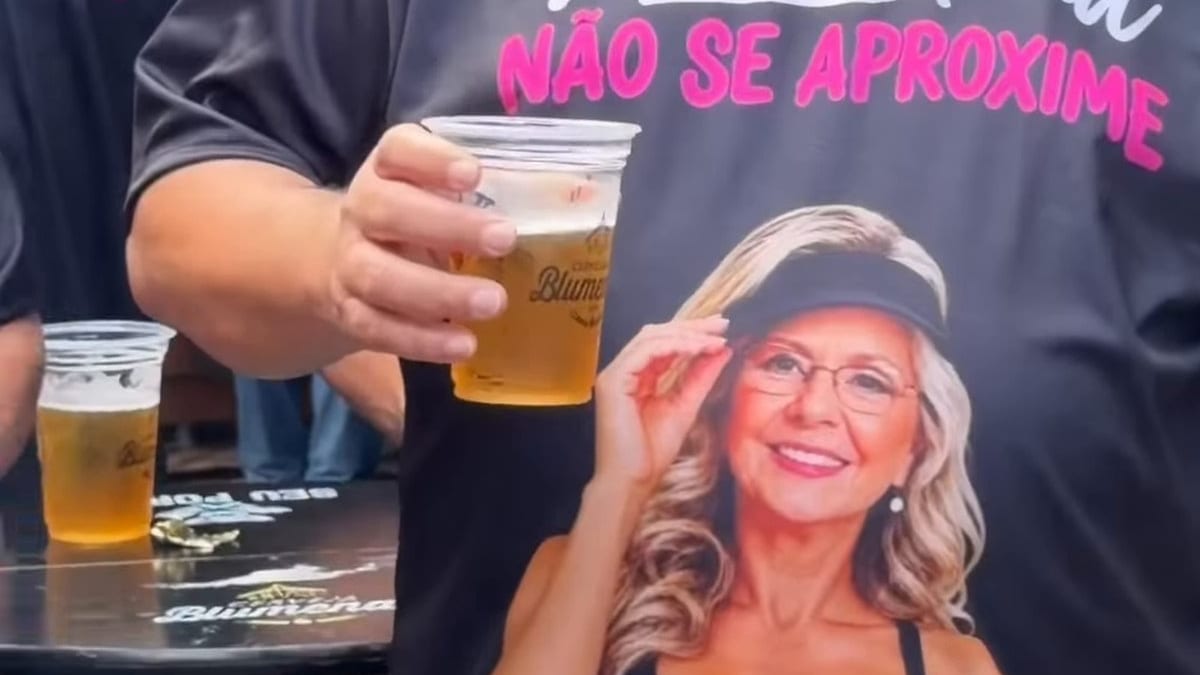 Esposas liberam, mas com condição: os maridos curtem a Oktoberfest de Blumenau com a foto delas no peito