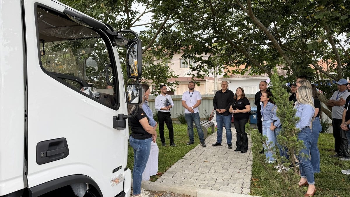 Caminhão da merenda ia para a oficina toda semana e, após dez anos de pedidos, Tijucas ganha novo veículo