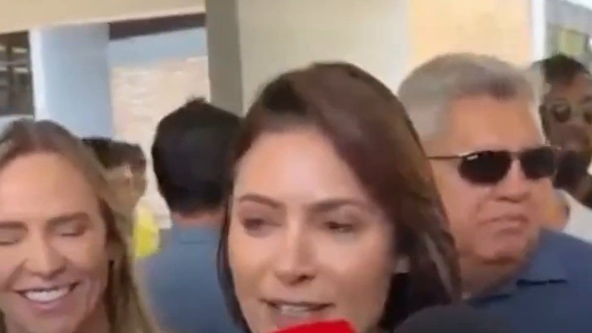 “Vou ficar com o meu galego”: Michelle Bolsonaro vota e conta que Jair está ansioso, esperançoso e feliz