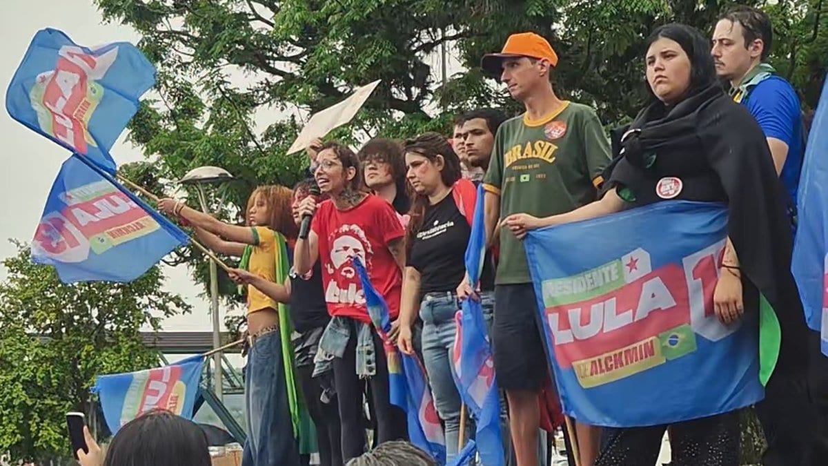“Vai dar PT”: debaixo de chuva, militância pró-Lula faz ato pela “virada” em Brusque na véspera da eleição - Foto