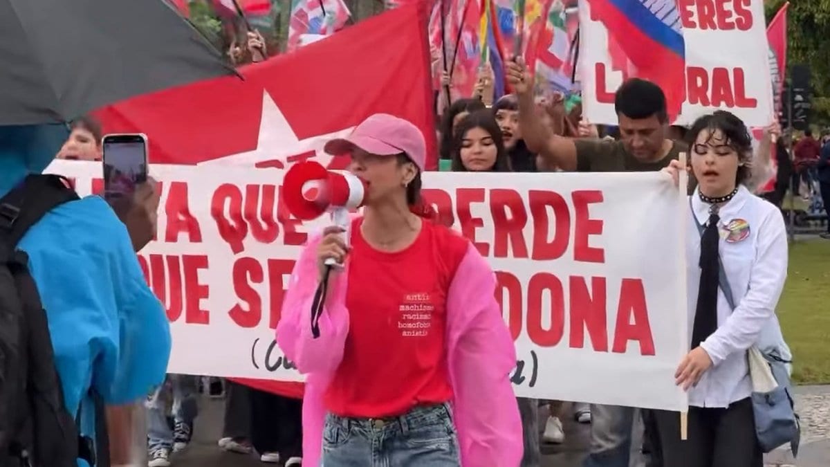 Debaixo de chuva, militância pró-Lula faz caminhada pela “virada” em Itajaí na véspera da eleição