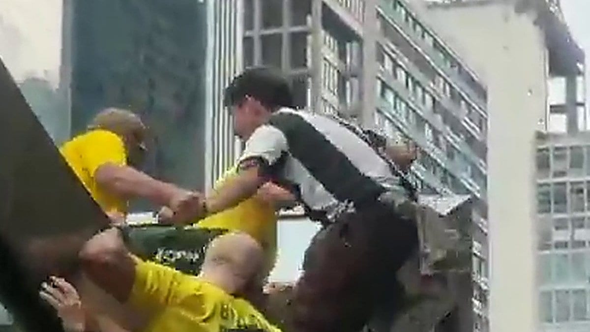 Militante tenta subir em estação do metrô na Avenida Paulista e é retirado por apoiadores do Flávio Bolsonaro