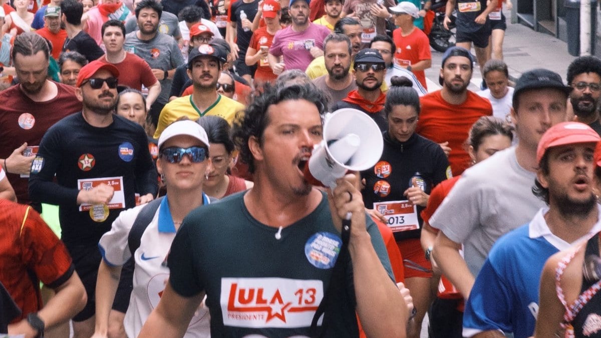 Militantes levam o “Corre com Lula” ao pé da letra e saem correndo por Florianópolis antes do 2º turno - Foto
