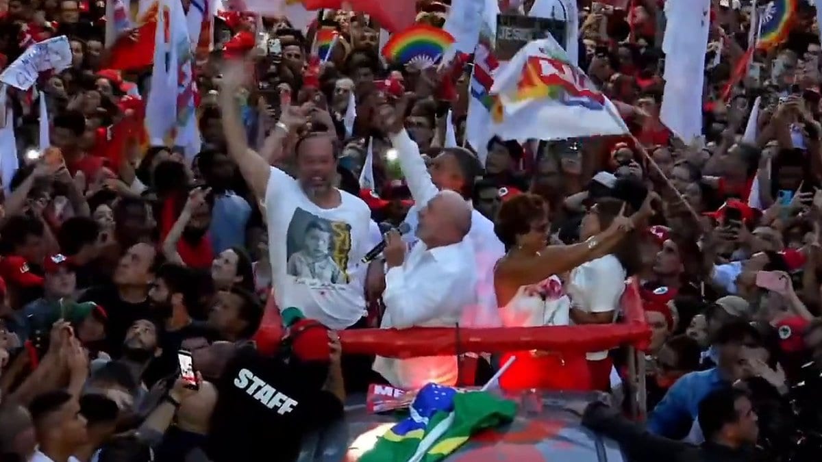 Moradores mostram o dedo do meio para Lula da sacada de prédio e Janja tenta contornar: “Aqui é só amor” - Foto