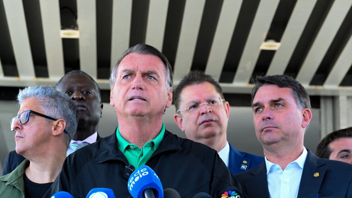 Moraes libera Flávio Bolsonaro para voltar a visitar o pai após 90 dias proibido, mas veta uso político