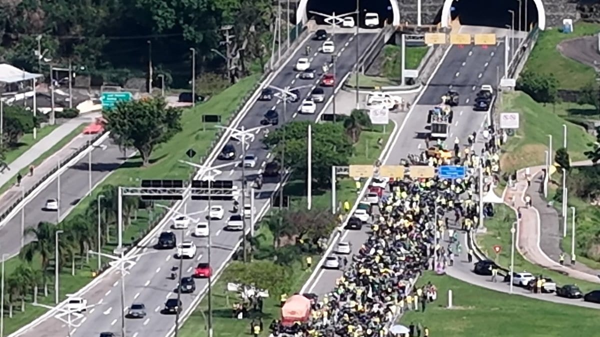 Mais de uma hora antes da saída, motos já lotam via na motociata por Flávio Bolsonaro em Florianópolis