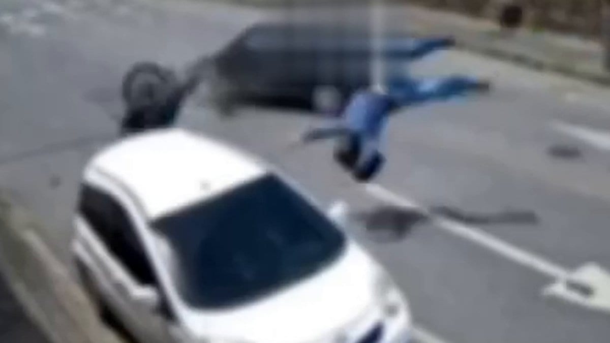 Câmera flagra motociclista sendo arremessado após bater em carro que fazia conversão em rua de Indaial