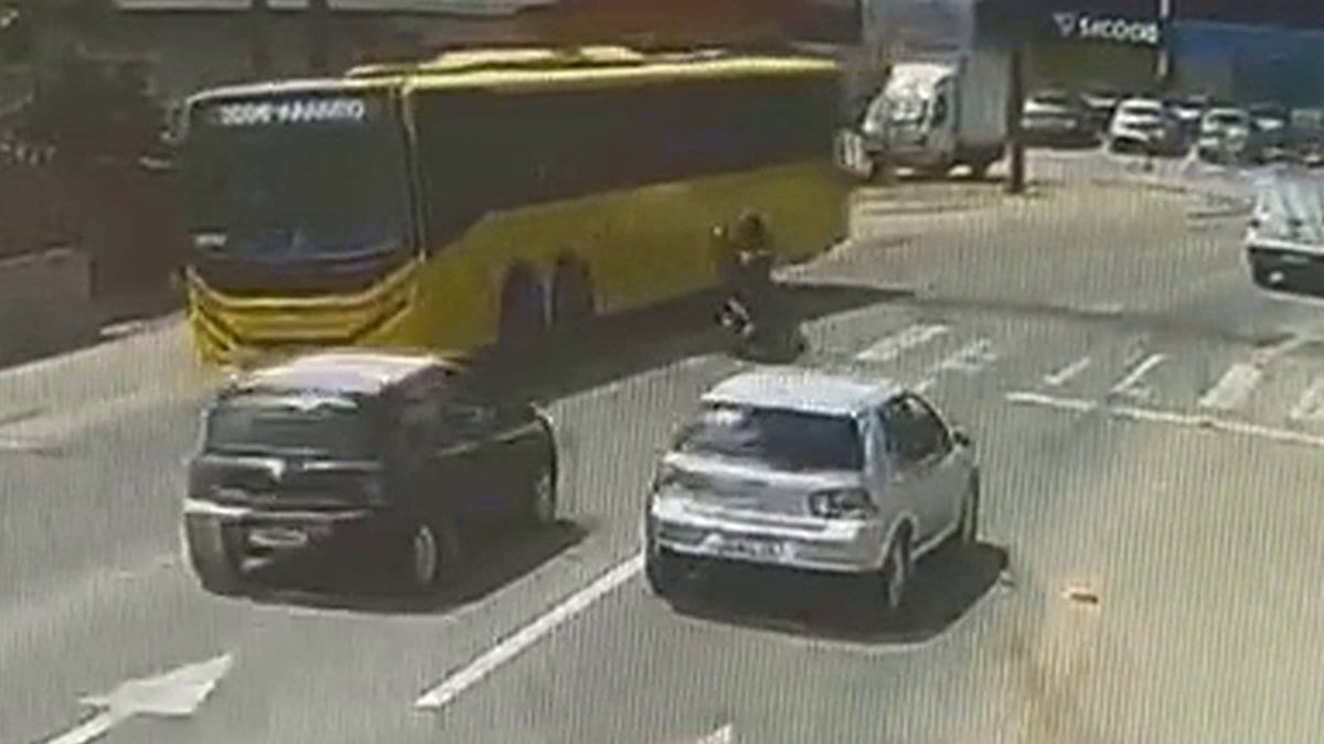 Câmera flagra motociclista que cai durante ultrapassagem e morre atropelado por ônibus em Joinville