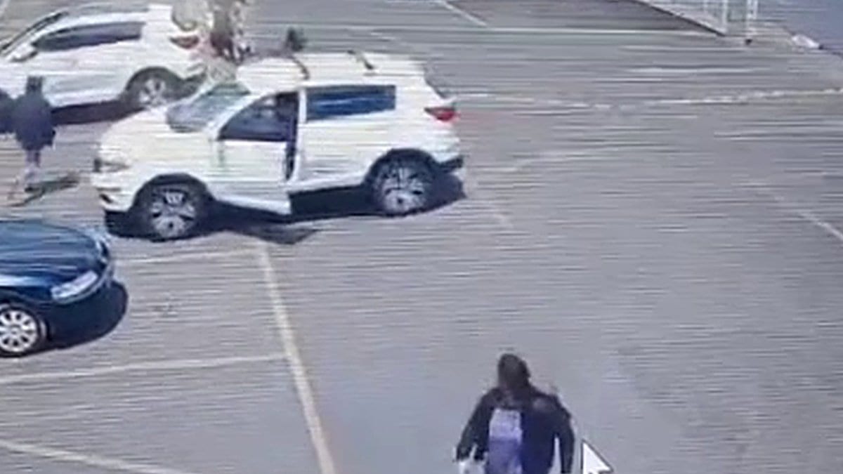Câmera flagra mulher fugindo de assaltantes e o carro dela saindo de ré com a porta aberta em SC