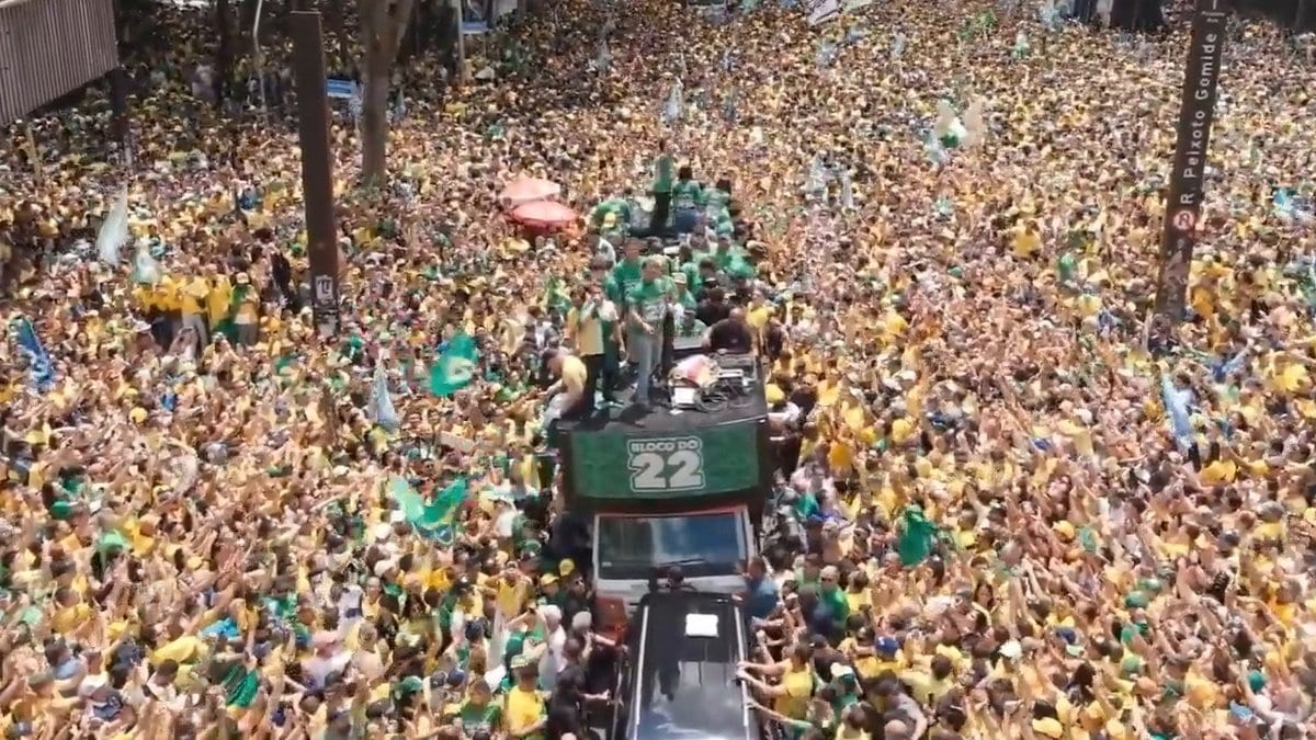Multidão gigante toma a Avenida Paulista e Flávio Bolsonaro diz “eu vou cuidar de você” do alto do trio