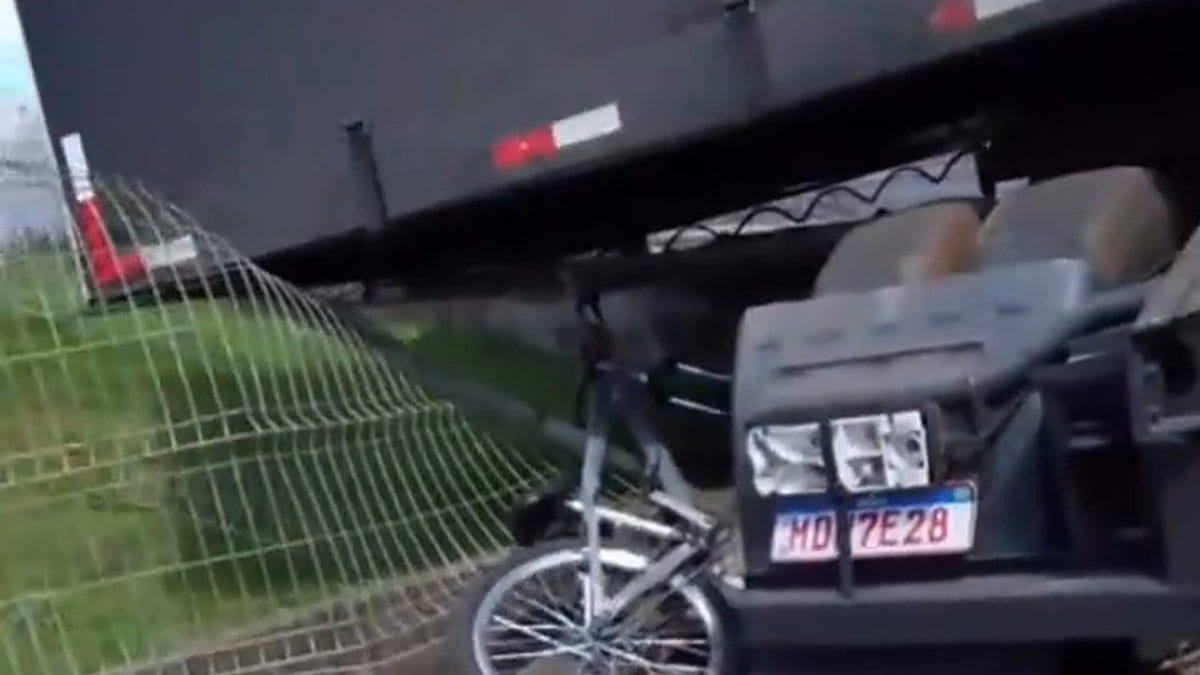 “Nasceu de novo”: bicicleta fica presa embaixo de carreta após acidente entre carretas e ciclista escapa ileso em SC - Foto