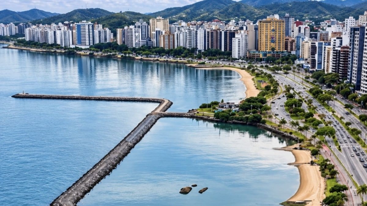 Obra da Marina da Beira-Mar faz em 3 meses o previsto para 6 e muralha chega à metade em Florianópolis