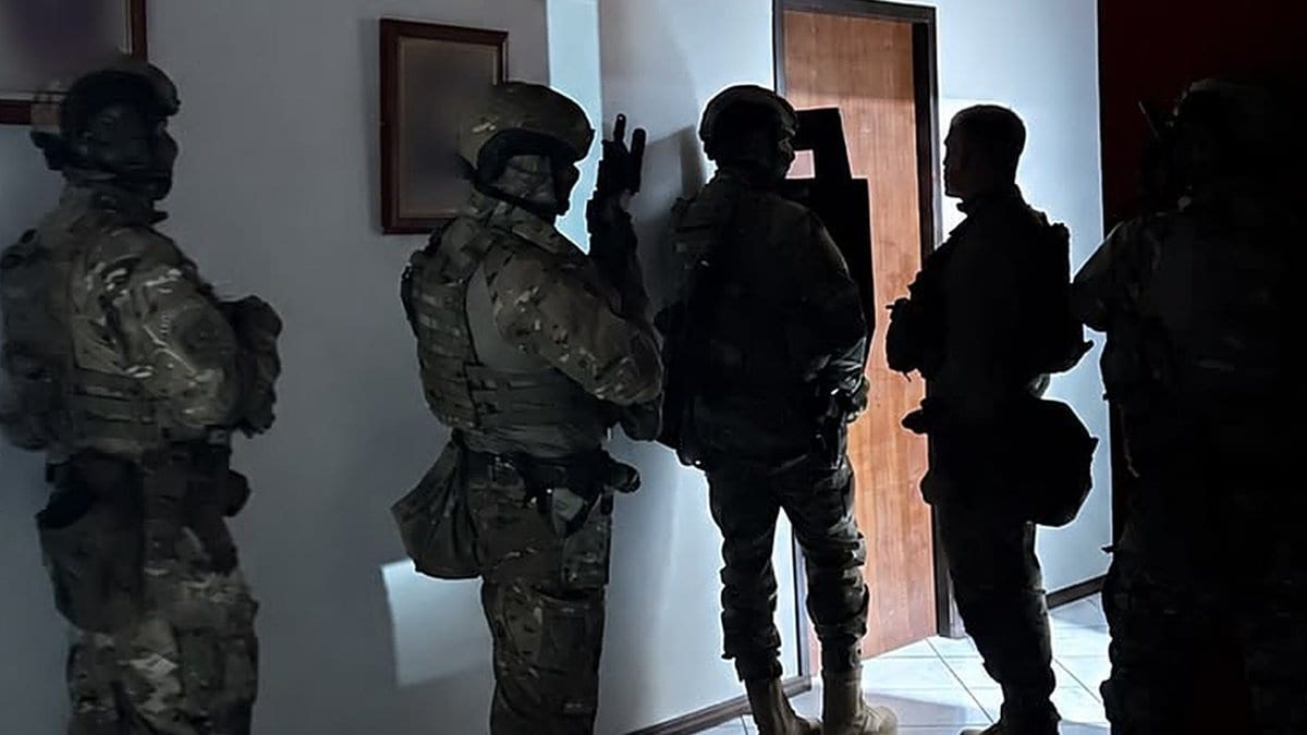 Pai se tranca no quarto com a filha de 4 anos, ameaça a PM com “surpresinha” e acaba preso pelo BOPE em SC