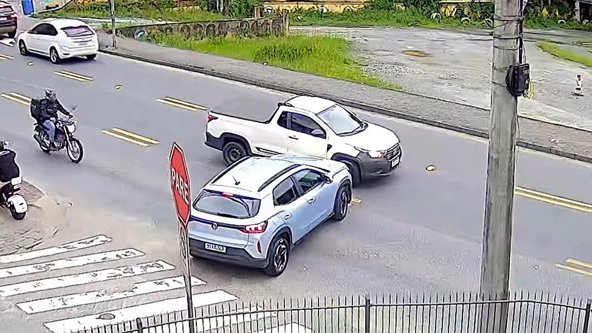 “Parabéns ao motorista”: picape trava conversão proibida em Blumenau e vídeo viraliza