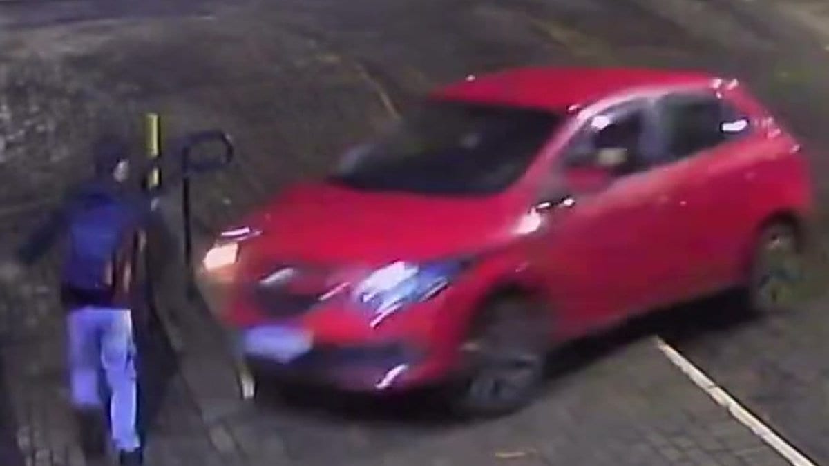 Câmera flagra pedestre escapando por pouco de carro que invade calçada em Chapecó; motorista vai embora