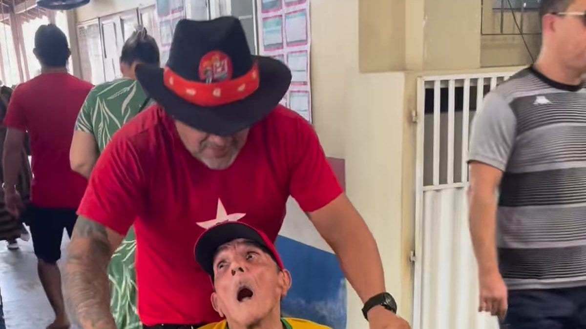 “Nossa arma secreta”: petista leva idoso de cadeira de rodas e boné do Lula para votar e gera polêmica