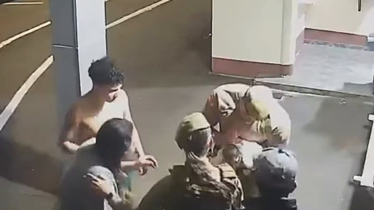 Mãe chega desesperada ao batalhão com bebê de 25 dias engasgada e PM desengasga a recém-nascida em SC