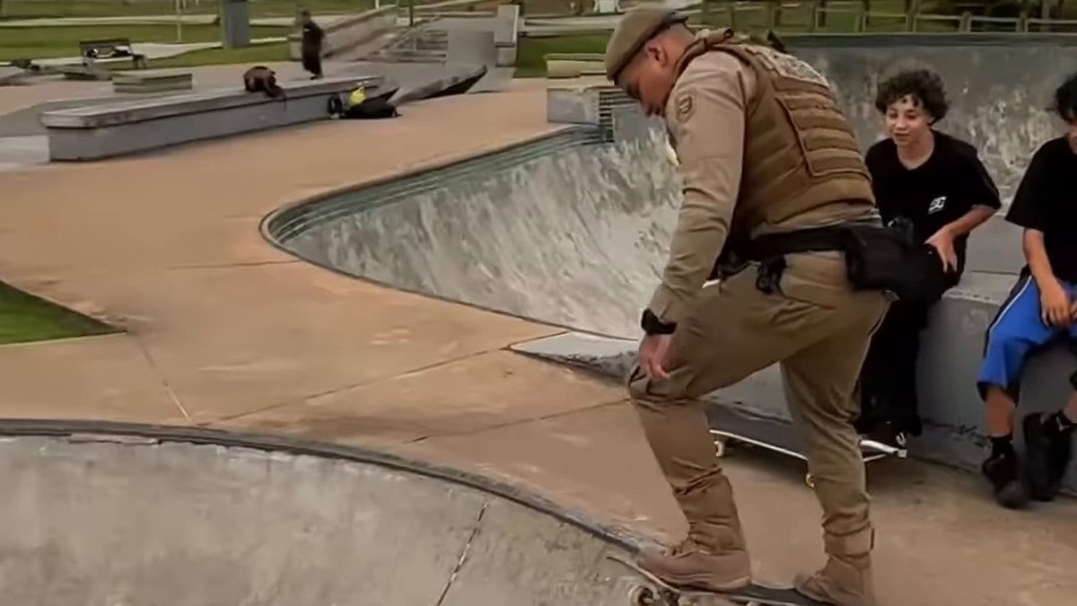 De farda e colete, PM entra na roda de skate da garotada, desce a pista em Criciúma e web aplaude