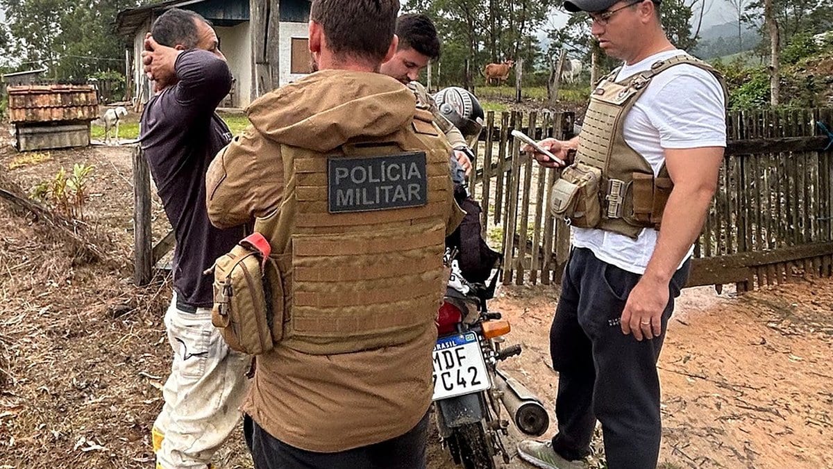 Quem disse que não pode? Mesmo em período eleitoral, PM de Tijucas chega à 40ª prisão de estuprador - Foto