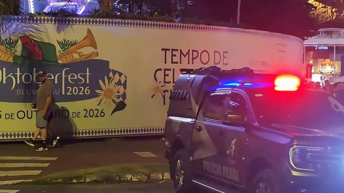 Polícia Penal detecta 64 pessoas com tornozeleira na Oktoberfest e leva 12 ao presídio em Blumenau