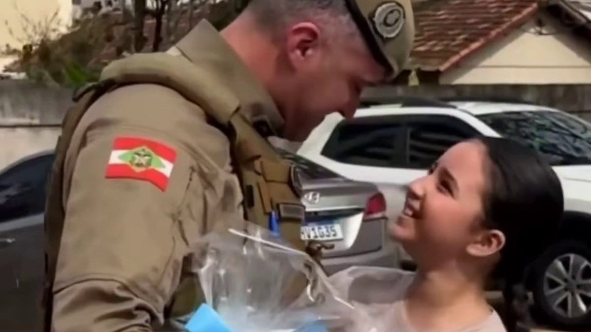 Policial militar chora ao ouvir pelo rádio da viatura a declaração da filha no aniversário em SC