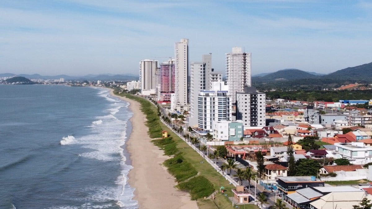 Prédios que fazem sombra na praia: nova decisão da Justiça trava a votação de Plano Diretor em SC