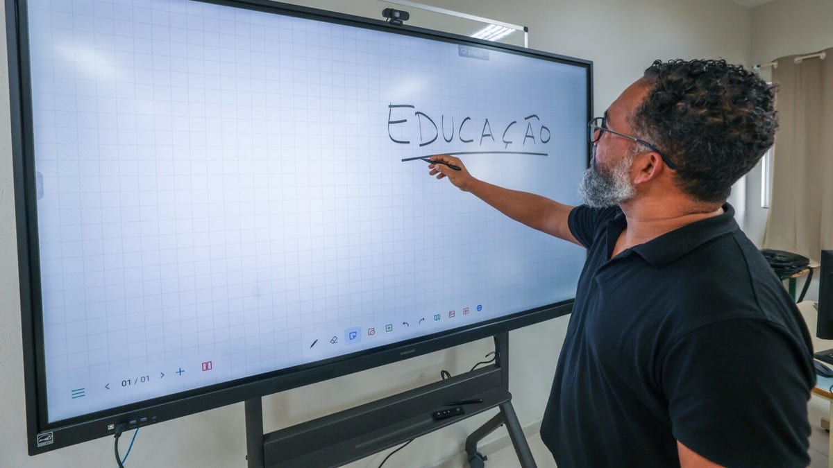 Professor da rede estadual de SC pode ganhar R$ 3 mil por ano, e doutor poderá passar do dobro do piso