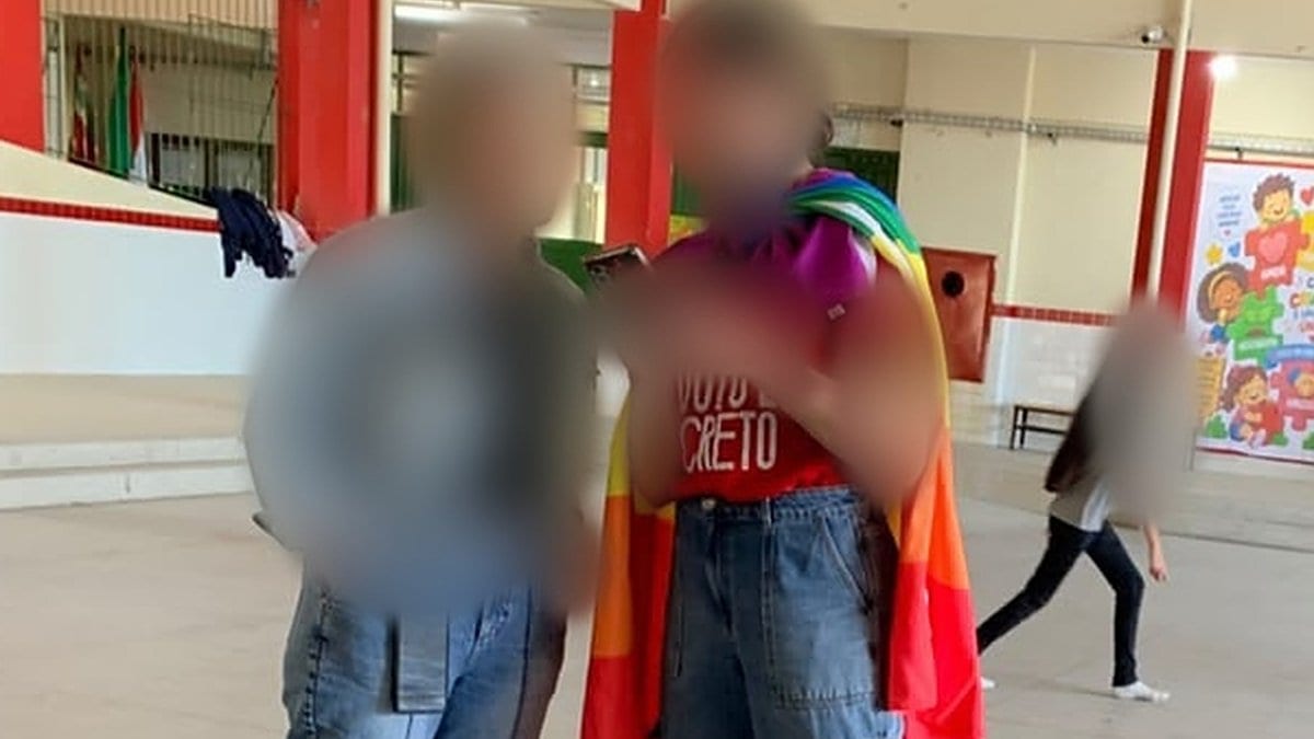 “Doutrinação dentro da escola não”: professora com bandeira LGBT revolta pais em SC