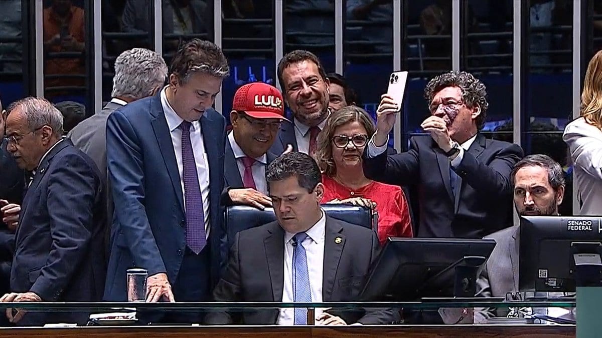 Senado aprova de vez o fim da escala 6×1 por 75 a 1 e plenário comemora aos gritos de “Lula”