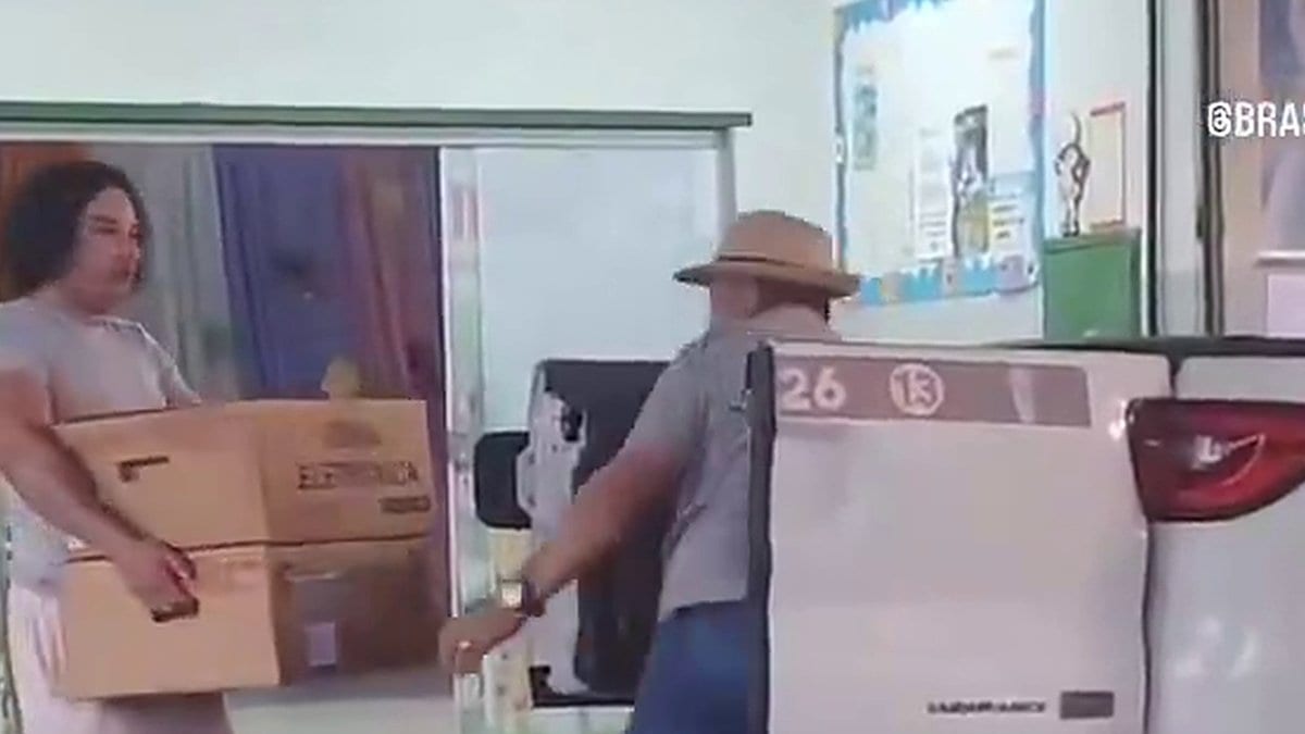 TSE admite: urnas foram levadas em caminhonete com adesivo do PT, mas “votos não foram comprometidos”