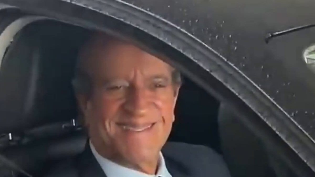 “Não gostei”: Valdemar chega à casa de Bolsonaro e reprova carta em que Flávio se diz presidente eleito