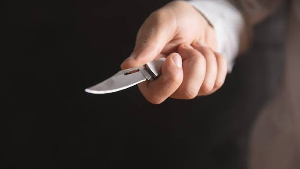 Homem é preso após tentar matar vizinho com canivete por causa do barulho